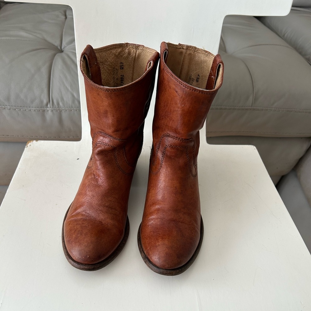 WOMENS FRYE CARSON LEATHER  SHORT BOOTS